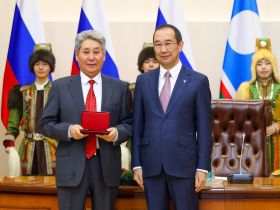 Айсен Николаев вручил государственные награды отличившимся якутянам