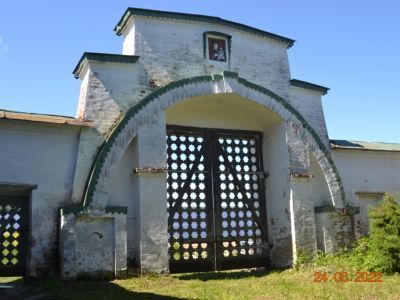 Святые ворота в западной стене ограды