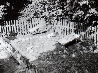 Могилы участников борьбы за установление Советской власти председателя укома РКП(б) Р.П. Гришаева (1886 – 1923) и И.А. Купчикова (1900 – 1922)