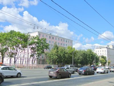 Московское городское Мещанское училище (в 1918-1930 гг. - Московская горная академия). Кон. XVIII - нач. XIX вв., XX в. арх. А.Н.Бакарев, М.Д.Быковский, А.С.Каминский. С 1930 г. - Московский горный институт, где в июле 1941 г. формировались части 1-й диви