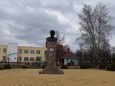 Памятный знак в честь генерала армии Н.Ф. Ватутина