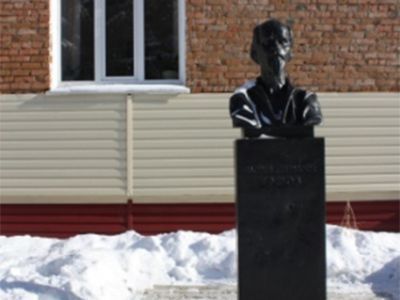 Бюст основателю детского дома "Муравейник" Ершову В.С.