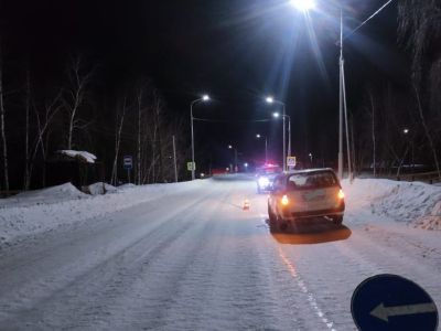 В Якутии автомобиль сбил двух девушек, идущих по тротуару