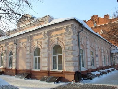 Каменный одноэтажный дом с воротами