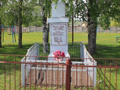 Памятник красногвардейцам братьям Буяновым, погибшим в боях с белогвардейцами в 1918 г.