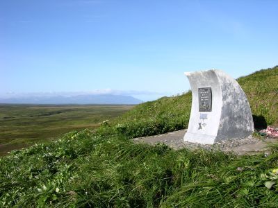 Могила Героя Советского Союза Петра Ивановича Ильичева (1927-1945), повторившего подвиг А. Матросова в бою при освобождении Курильских островов от японских милитаристов