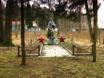 Братское захоронение советских воинов, погибших в 1941-44 гг.