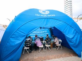 Фоторепортаж: сотни якутян встали в очередь на площади Республики для проверки зрения