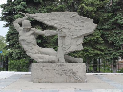 Памятник, погибшим в Великой Отечественной войне 1941-45 гг. выпускникам средней школы № 1 им. Ф. Энгельса