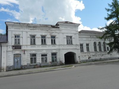 Каменный двухэтажный дом