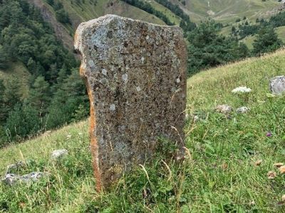 Стела № 1 раннемусульманского кладбища № 1 архитектурного комплекса "Мусийкъонгийкоте"