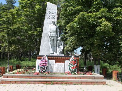 Братская могила советских воинов, погибших в боях с фашистскими захватчиками в 1943 году. Захоронен 61 человек, имена установлены. Скульптура советского воина