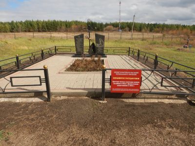 Братская могила советских воинов, погибших в боях с фашистскими захватчиками в 1943 году. Захоронено 14 человек, установлены имена 6 человек. Скульптура советского воина