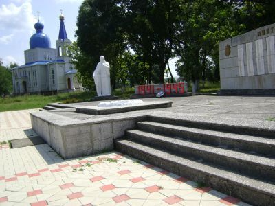 Братская могила 60 советских воинов, погибших в боях с фашистскими захватчиками. Мемориал "Скорбящая мать"