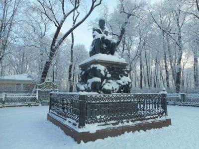 Памятник баснописцу Крылову И.А.