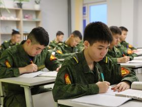 Ученикам Якутской кадетской школы старшие товарищи преподают уроки мужества