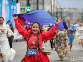 Сотни якутян в национальной одежде пробежали на марафоне Олонхо