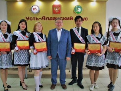 В Усть-Алданском улусе чествовали золотых медалистов