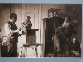 В Якутске открылась выставка «Эволюция образа Толстого: от Ге до Гинцбурга»