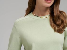 Легкий джемпер полуприлегающего кроя с коротким рукавом