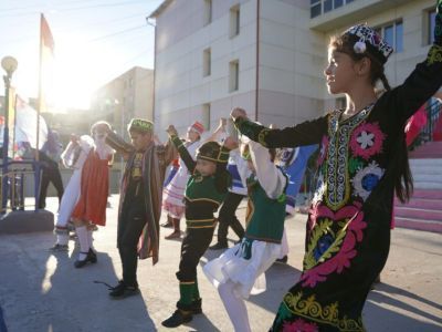 Праздник дружбы народов отметили в Якутске в День государственного флага