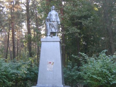 Памятник на месте расстрела немецкими фашистами 2860 мирных жителей города