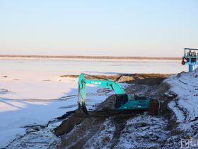 Почему спуск коффердама на реку Лену отложили на весну 2026 года, объяснили строители