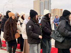 В Якутске состоялось возложение цветов к памятнику матери