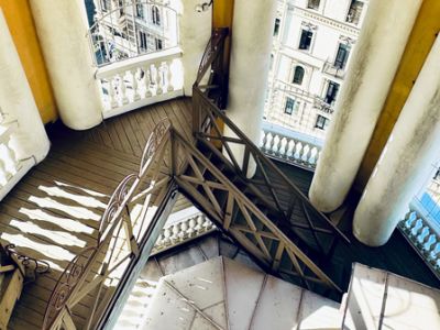 Настоящий маст-хэв: парадные, коммуналка и весь город сверху