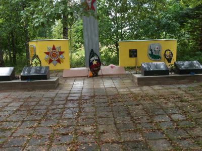 Братская могила воинов Советской Армии, погибших в 1944 г.