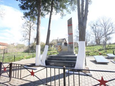 Братская могила советских воинов, погибших в январе 1945 года