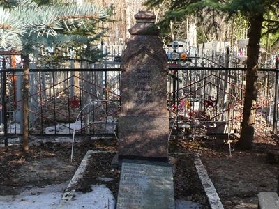 Мемориал на 11 захоронений воинов, умерших от ран в эвакогоспиталях, с обелиском из старого надгробия "Вечная слава героям, павшим в боях"