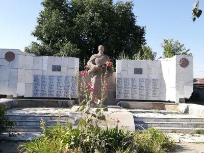 Братская могила советских воинов, погибших в период Сталинградской битвы