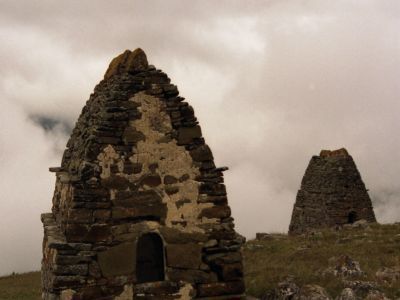 Два склепа на древнем кладбище