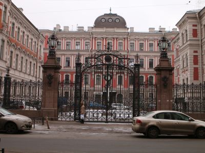 Жилой дом Страхового общества "Россия" с садом и оградами