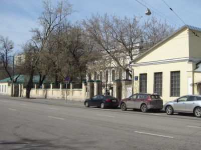 Городская усадьба А.В.Полежаевой-Зубовых, кон. XVIII в. - XIX в. Здесь в 1890-1921 гг. жил и работал ученый термохимик П.В.Зубов, в 1899 - 1963 гг. - историк и искусствовед В.П.Зубов