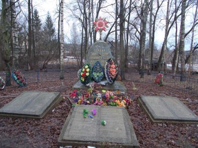 Братская могила советских воинов и партизан, погибших в борьбе с фашистами