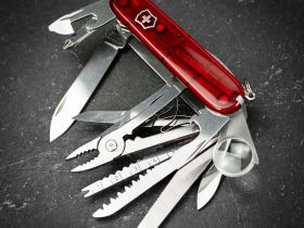 Нож перочинный Victorinox SWISS CHAMP 91мм полупрозрачный красный