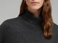 Вязаное платье свободного кроя с воротником-стойкой