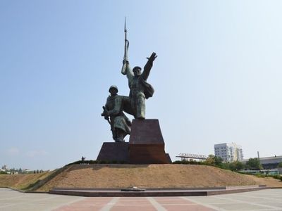 Скульптурная композиция «Солдат  и матрос»