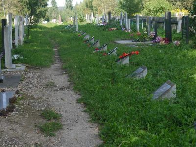 Воинское кладбище, на котором захоронено 107 советских воинов,  умерших  от   ран в госпитале в годы Великой Отечественной войны. (Установлены надгробные  плиты и скульптура воина)