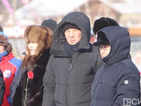 В Якутске общественность возложила цветы к памятнику Роману Дмитриеву