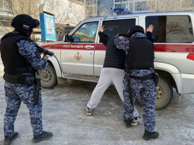 Двух мужчин в розыске задержали росгвардейцы в Якутске