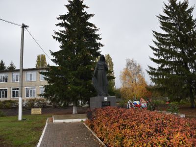 Братская могила советских воинов, погибших в боях с фашистскими захватчиками в 1943 году. Захоронено 12 человек, имя 1 человека установлено. Скульптура: женщина с ветвью в руке