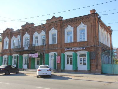 Одно из немногих зданий, в котором впервые использовались бетонные конструкции местного изготовления. Бывший "Союз сибирских маслодельных артелей"