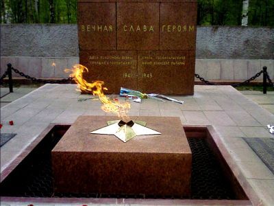 Братская могила войнов, умерших от ран в госпиталях в годы Великой Отечественной войны в 1941-45 гг. На могиле установлен памятник