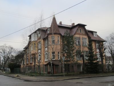 Вилла с росписью в подъезде