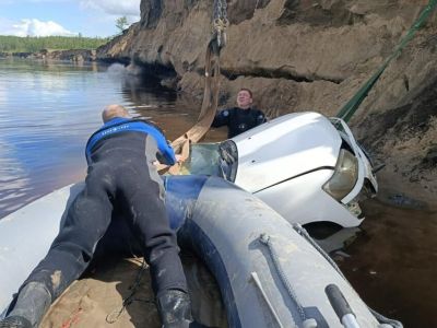 Водолазы подняли из реки Вилюй автомобиль с телом пропавшего мужчины
