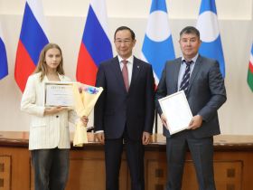 Глава Якутии наградил победителей и призеров всероссийской олимпиады школьников