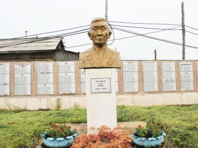 Памятник-бюст Охлопкову Федору Матвеевичу - Герою Советского Союза. Скульптор П.А. Захаров, железобетон, 1972 г.